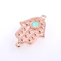 Details des roségoldenen Hamsa-Hand-Anhängers mit Opalstein und Doppelring-Verbindung - Roségold Weiß Opal