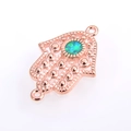 Makroaufnahme von roségoldenen Hamsa-Verbindern mit Opal für DIY-Schmuckprojekte - Roségold Grün Opal