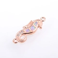 Detail eines Seepferdchen-Schmuckverbinders in Roségold mit Opal-Inlay und Akzenten - Seepferdchen Verbinder / Roségold Rosa Opal
