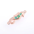 Détail macro du connecteur hippocampe en or rose avec opales et pierres de zircon - Or Rose Vert Hippocampe