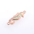 Makro-Detail von Roségold-Seepferdchen-Verbinder mit Opal-Inlay und Zirkonia-Akzenten - Seepferdchen Verbinder / Roségold Weiß Opal
