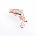 Détail macro du connecteur dauphin en or rose avec incrustation d'opale blanche pour bijoux - Or Rose Blanc Dauphin