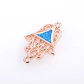 Detalle del colgante mano de fátima en oro rosa con piedra ópalo azul y diseño de filigrana - Conector Palma Ópalo Artificial Azul Oro Rosa (DM-B014)