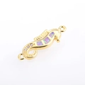 Makro-Detail des vergoldeten Seepferdchen-Verbinders mit lila Opal und Zirkonia - Seepferdchen Verbinder / Gold Rosa Opal