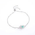 Pulsera Mano de Fátima plateada ajustable con ópalo azul y cierre corredizo sobre fondo blanco - Pulsera Ópalo Artificial Verde Oro Blanco (DM-B014)
