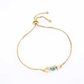 Detail eines verstellbaren Gold-Seepferdchen-Armbands mit blauen Opalen und Zirkonia - Seepferdchen Armband / Gold Blau Opal