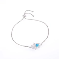 Detalle del dije Mano de Fátima con opale azul en una cadena box ajustable de plata - Pulsera Ópalo Artificial Azul Oro Blanco (DM-B014)