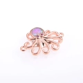 Detalle de conector de joyería de pulpo bañado en oro rosa con piedra de opale sintético - Conector de Pulpo Oro Rosa Ópalo Rosa Artificial