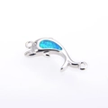 Détail macro du connecteur bijoux dauphin avec incrustation opale bleue en argent - Argent Bleu Dauphin