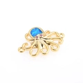 Detalle macro de dije de pulpo con ópalo azul y acabado chapado en oro - Conector de Pulpo Oro Ópalo Azul Artificial