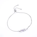 Detailaufnahme eines Seepferdchen-Armbands mit Opal-Inlay und verstellbarer Silberkette - Seepferdchen Armband / Silber Weiß Opal