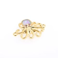 Detalle de un conector de joyería de pulpo dorado con ópalo y ojos de circón rojo - Conector de Pulpo Oro Ópalo Rosa Artificial