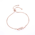 Detail eines Roségold-Armbands mit Opal-Seepferdchen-Anhänger und Schiebeverschluss - Seepferdchen Armband / Roségold Weiß Opal