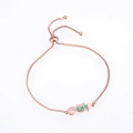 Detail eines Seepferdchen-Armbands in Roségold mit grünem Opal und Box-Kette - Seepferdchen Armband / Roségold Grün Opal