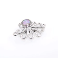 Vista detallada del dije de pulpo con ópalo lavanda y acabado en plata brillante - Conector de Pulpo Plata Ópalo Rosa Artificial