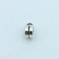 Détail macro d'une perle cylindrique en métal argenté avec rainure et anneau pour DIY - Forme de Bouton 9x6 / Pack de 100