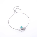 Detalle de la pulsera ajustable de pulpo plateado con incrustaciones de ópalo y cadena - Pulsera de Pulpo de Ópalo Verde en Oro Blanco