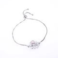 Detalle de pulsera de pulpo plateada con piedra de ópalo y cadena ajustable fina - Pulsera de Pulpo de Ópalo Blanco en Oro Blanco