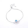 Detalle de pulsera de pulpo plateada con opalo azul y cierre deslizante ajustable - Pulsera de Pulpo de Ópalo Azul en Oro Blanco