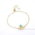 Detalle de la pulsera de pulpo con incrustación de ópalo verde y cadena dorada - Pulsera de Pulpo de Ópalo Verde en Oro