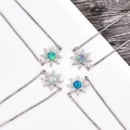 Detalle de las pulseras de flores plateadas con piedras de ópalo y cristales - Ópalo Azul / Pulsera Estrella de Mar Platino