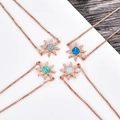 Detalle de colgantes de sol en oro rosa ajustables con piedras de opalo en cuatro colores - Pulsera Estrella de Mar Oro Rosa