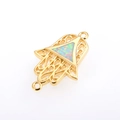 Colgante mano de Fátima dorado con incrustación de ópalo y diseño de filigrana fina - Conector Palma Ópalo Artificial Blanco Oro Amarillo (DM-B014)