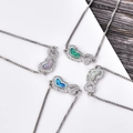 Vue macro de bracelets cœur en argent avec opales colorées et détails en pavé de zircon - Bracelet Double Cœur - Bleu (Opale Bleue) / Argent