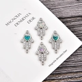 Makro-Detail von Hamsa-Hand-Opal-Verbindern für DIY-Schmuckherstellung in Silber - Herz Hamsa Verbinder (Platin/Blauer Opal)