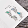 Detalle de cuatro dijes de ángel con alas de ópalo e incrustaciones de micro-pave de circonita - Ángel de Platino Opalo Azul (B077)