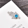 Detail der Hamsa-Schmuckverbinder in Silber mit blauem Opal und Zirkonia-Steinen - Platin Blau Opal Hand-Verbinder