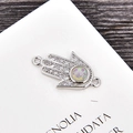 Detail von Hamsa-Hand-Verbinder in Silber mit Opal-Zentrum und Zirkonia-Steinen - Platin Rosa Opal Hand-Verbinder
