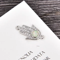Hamsa-Hand Schmuckverbinder mit weißen Zirkonia und zentralem Opal-Stein im Detail - Platin Weiß Opal Hand-Verbinder