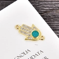 Makroaufnahme Hamsa-Hand-Verbinder mit Türkis-Opal und Pave-Zirkonia-Steinen - Gold Blau Opal Hand-Verbinder