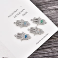 Detalle macro de conectores Mano de Fátima con ópalos e circonitas para la creación de joyas - Ópalo Azul / Mano de Fátima de Platino