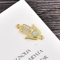 Detailansicht des Hamsa-Hand-Anschlusses mit Opal und Zirkon für Schmuckdesign - Gold Weiß Opal Hand-Verbinder