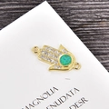 Detailansicht Goldene Hamsa-Hand Verbinder mit Kristallen und grünem Opal-Stein - Gold Grün Opal Hand-Verbinder