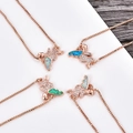 Vista detallada de collares de ángel en oro rosa con alas de ópalo y circonitas - Pulsera Ángel de Oro Rosa Opalo Azul (B077A)