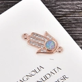 Detailansicht des Hamsa-Hand-Anschlusses mit Opal und Roségold-Beschichtung für DIY-Schmuck - Roségold Rosa Opal Hand-Verbinder