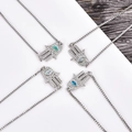 Colgantes Mano de Fátima con opale colorido y circón brillante en disposición circular - Ópalo Azul / Pulsera chapada en platino