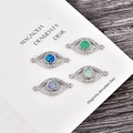 Detail von Evil-Eye-Schmuckanhängern mit bunten Opalsteinen und Zirkonia-Fassung - Blauer Opal / Platin Auge Anhänger Ohne Kette