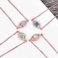 Detailansicht von vier Evil Eye Opal-Anhängern mit Roségold- und Zirkonia-Überzug - Roségold Auge Armband