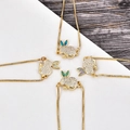 Dettaglio dei connettori a coniglio con orecchie in opale e zirconi su bracciali d'oro - Braccialetto Coniglio Oro