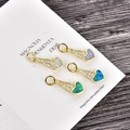 Détail macro de pendentifs cœur en opale avec bordure en zircon plaqué or en quatre tons - Cœur de Ton Or 2
