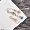 Détail de quatre pendentifs cœur en opale et or rose avec zircon sur bois - Cœur de Ton Or Rose 2