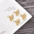 Detalle de cuatro colgantes de corazón chapados en oro con ópalo de colores en tarjeta - Ojo Dorado