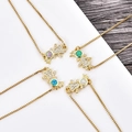 Detail van vier meisje-hangers met kleurrijke opalen en zirkoon op box-kettingen - Blauwe opaal / Goudkleurig Meisje Armband