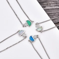Détails de quatre bracelets champignon ornés d'opales colorées sur une chaîne box - Opale bleue / Or Blanc (Bracelet Champignon de Platine)