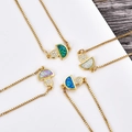 Détail de pendentifs champignon avec opales colorées et chaînes box dorées - Or (Bracelet Champignon d'Or)
