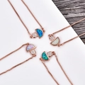 Détail de breloques champignon en or rose avec opales colorées et pavé de zircons brillants - Or Rose (Bracelet Champignon d'Or Rose)